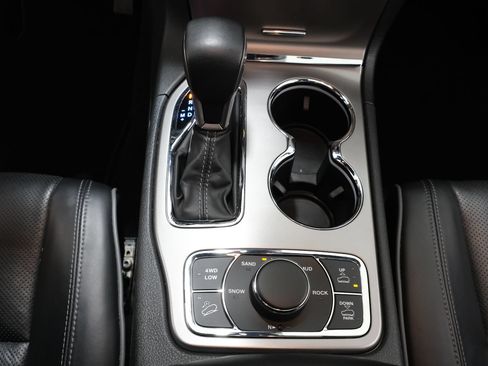 Used 2020 Jeep Grand Cherokee Overland AWD/4WD image 23