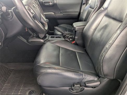 Used 2019 Toyota Tacoma TRD Off-Road w/ TRD Premium Off Road Package image 15