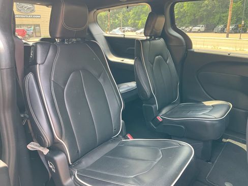 Used 2025 Chrysler Pacifica Limited FWD image 22
