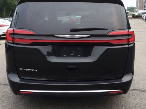 Used 2023 Chrysler Pacifica Touring-L FWD image 4