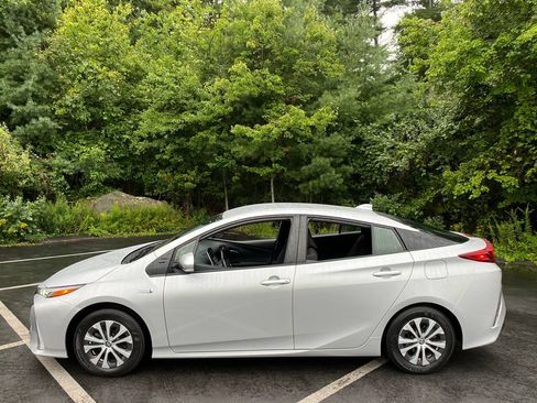 Used 2021 Toyota Prius Prime LE FWD image 2