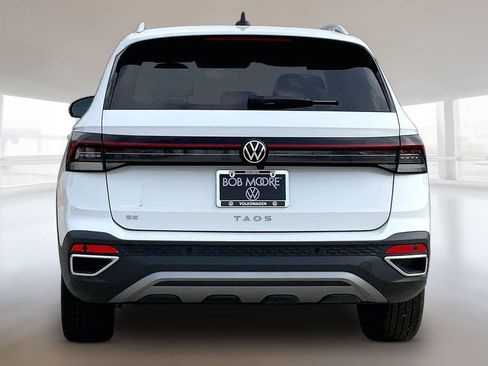 Used 2025 Volkswagen Taos SE FWD image 4