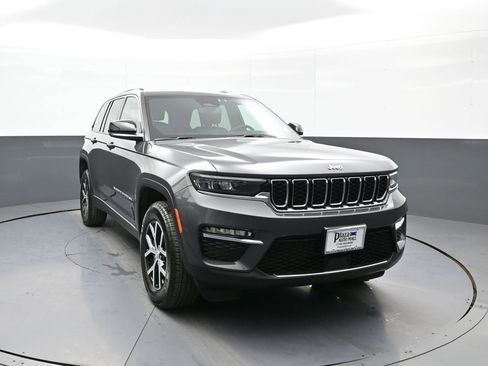 Used 2025 Jeep Grand Cherokee Limited image 3