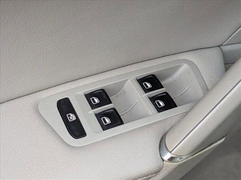 Used 2015 Volkswagen Golf TDI SE image 12