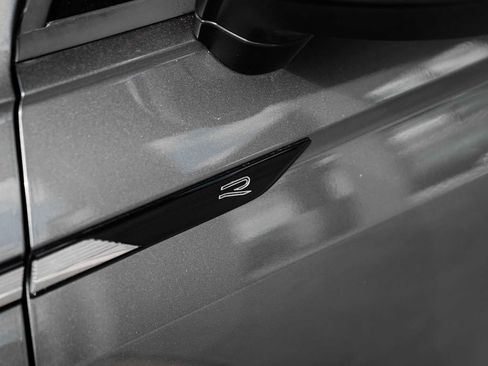 Used 2023 Volkswagen Tiguan SE R-Line image 8