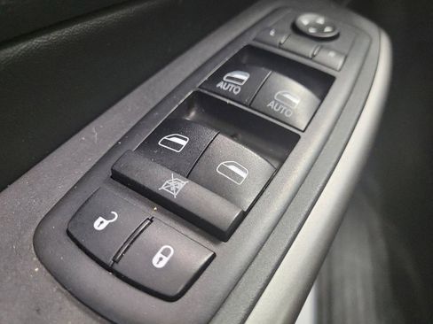 Used 2019 Jeep Cherokee Latitude Plus w/ Cold Weather Group AWD/4WD image 27