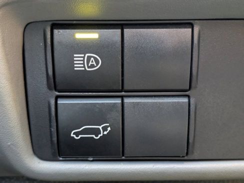 Used 2020 Toyota Highlander XLE image 27