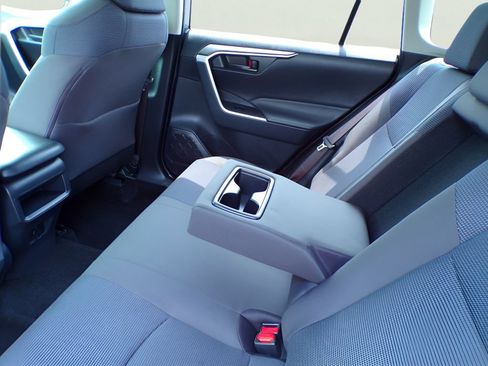 Used 2019 Toyota RAV4 LE w/ Carpet Mat Package AWD/4WD image 17