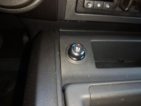 Used 2024 Nissan Titan PRO-4X w/ Pro-4x Convenience Package image 15