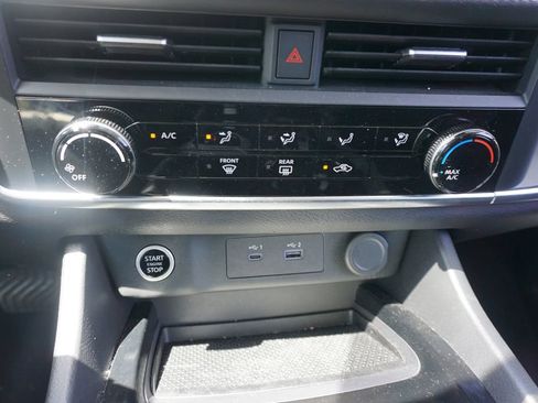 Used 2023 Nissan Rogue S image 11