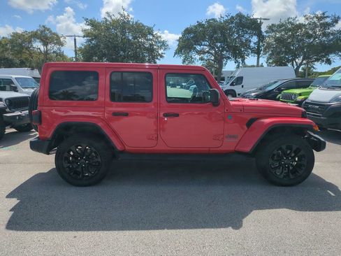 Used 2025 Jeep Wrangler Unlimited Sahara AWD/4WD image 5