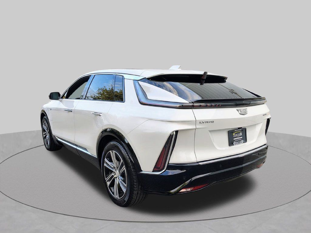 Used 2024 Cadillac Lyriq Luxury AWD/4WD image 7