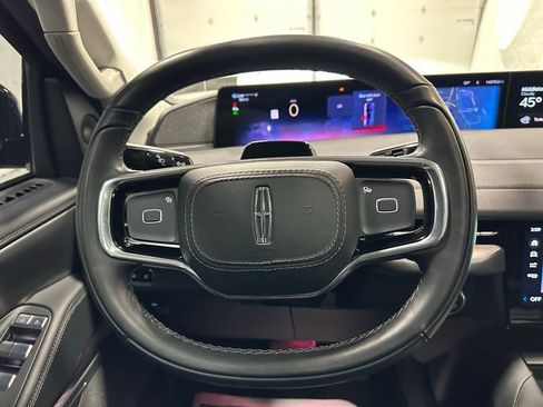 Used 2025 Lincoln Navigator Reserve image 19