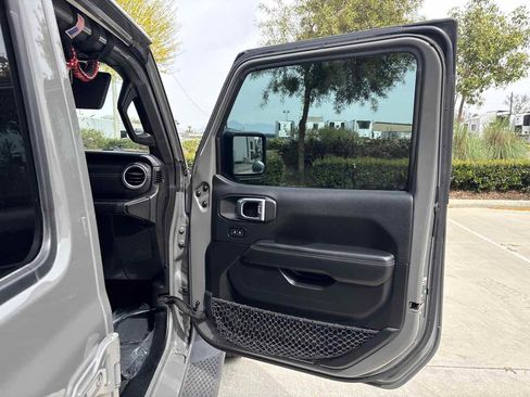 Used 2020 Jeep Wrangler Unlimited Sahara w/ LED Lighting Group AWD/4WD image 17