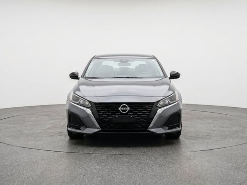 Used 2025 Nissan Altima 2.5 SV FWD image 2