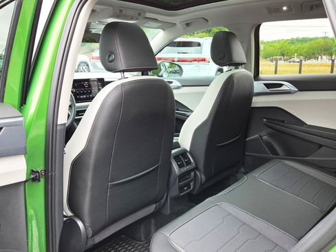 Certified 2025 Volkswagen Taos SE w/ Panoramic Sunroof Package FWD image 41