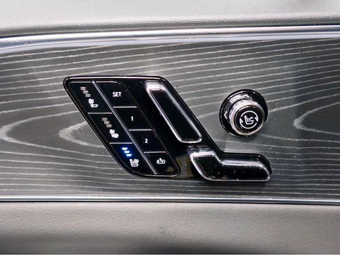 Used 2025 Cadillac Lyriq Luxury AWD/4WD image 6