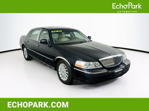 Used 2005 Lincoln Town Car Signature Limited RWD image 1