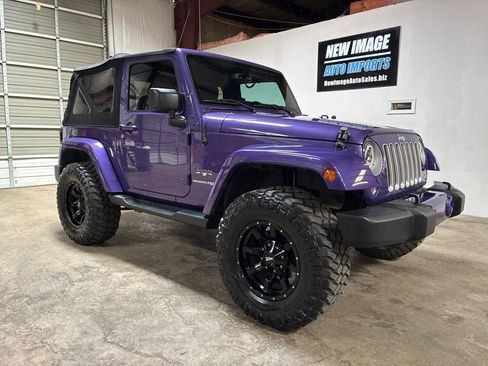 Used 2018 Jeep Wrangler Sahara w/ Connectivity Group AWD/4WD image 2
