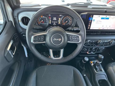 Used 2025 Jeep Wrangler Unlimited Sahara AWD/4WD image 13