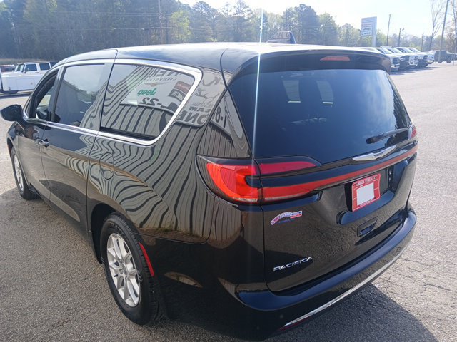 Used 2025 Chrysler Pacifica Select FWD image 5