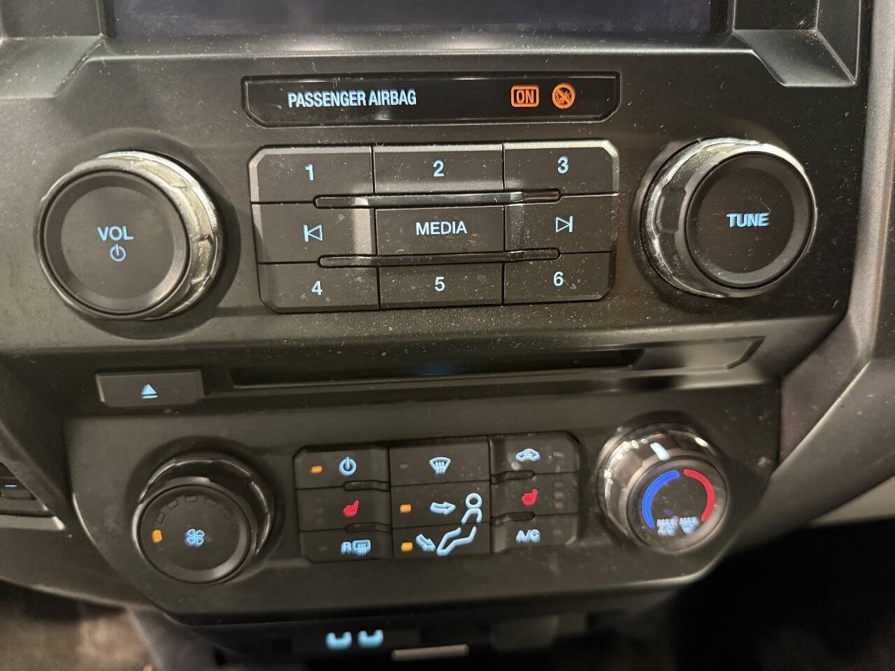 Used 2017 Ford F250 XLT w/ XLT Premium Package AWD/4WD image 10