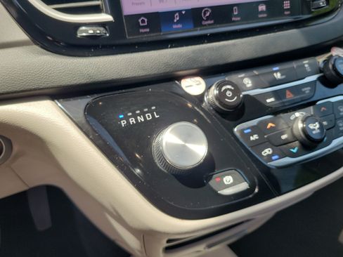 Used 2022 Chrysler Pacifica Touring-L FWD image 23