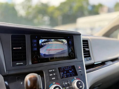 Used 2017 Toyota Sienna XLE w/ Outdoor Package FWD image 17