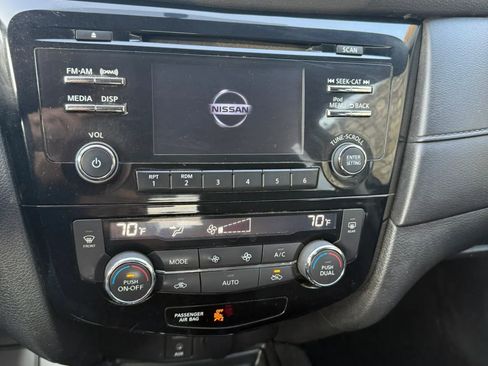 Used 2017 Nissan Rogue SV w/ Midnight Edition image 34