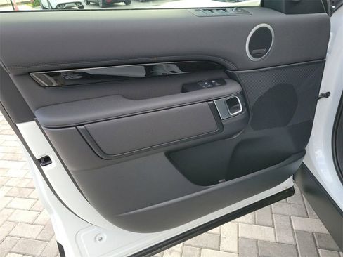 New 2025 Land Rover Discovery S image 23