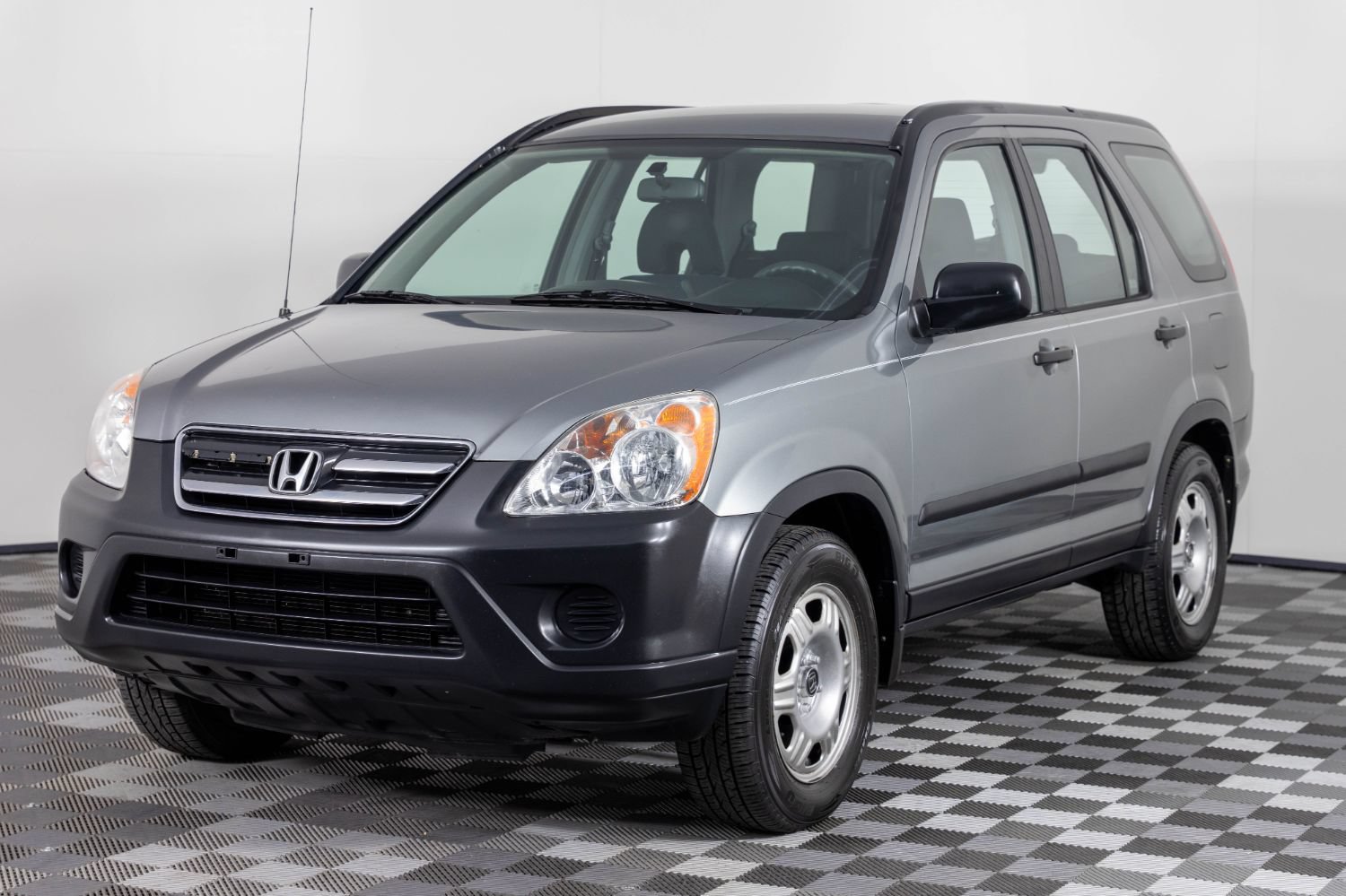 Used 2005 Honda CR-V LX image 2