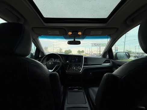 Used 2017 Toyota Sienna SE FWD image 29