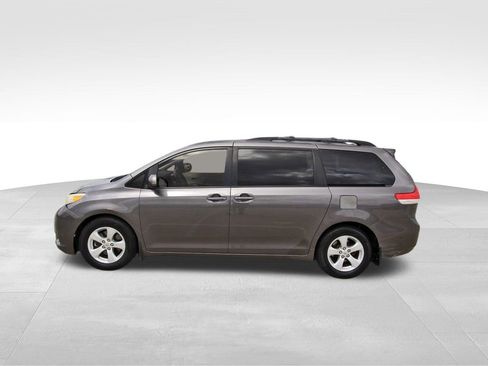 Used 2012 Toyota Sienna LE image 2