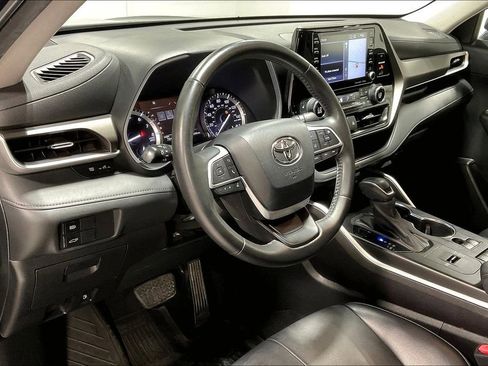 Used 2022 Toyota Highlander XLE image 16