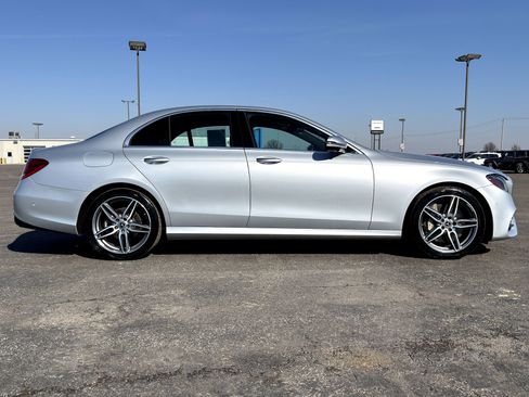 Used 2019 Mercedes-Benz E 300 4MATIC image 2