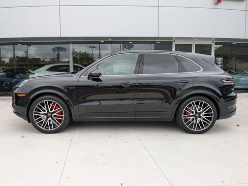 New 2025 Porsche Cayenne Turbo image 2