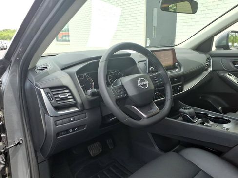 Used 2025 Nissan Rogue SV w/ SV Premium Package FWD image 5