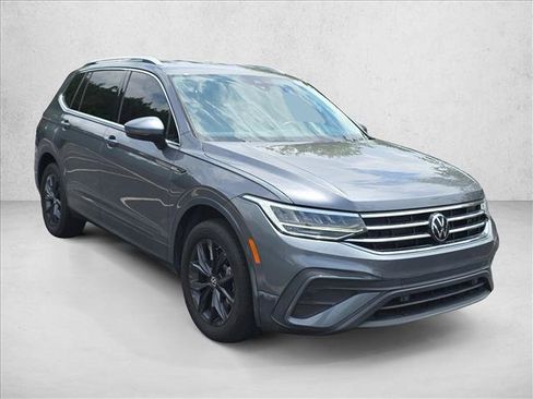 Used 2024 Volkswagen Tiguan SE FWD image 3
