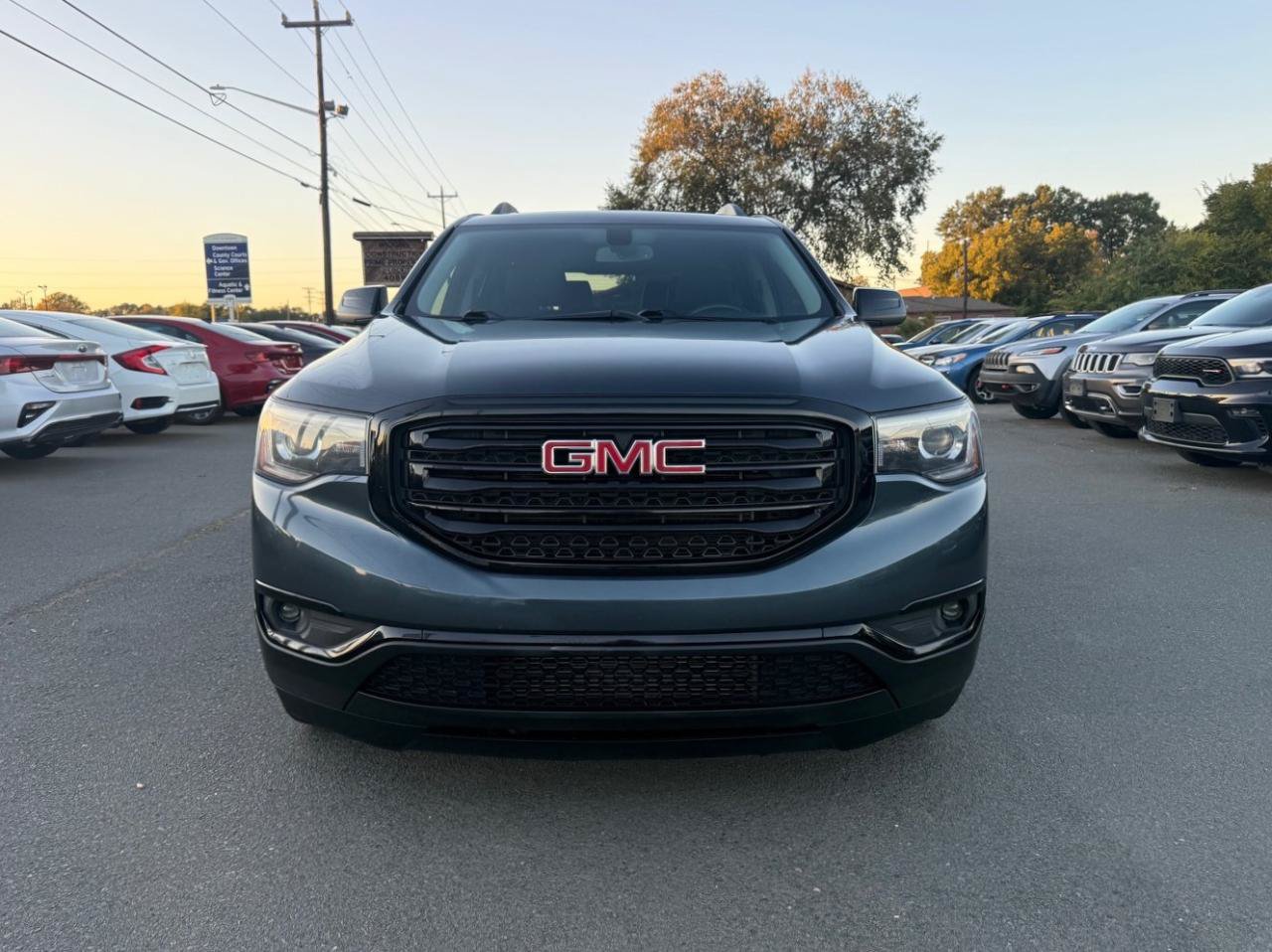 Used 2019 GMC Acadia SLT w/ Black Edition FWD image 2