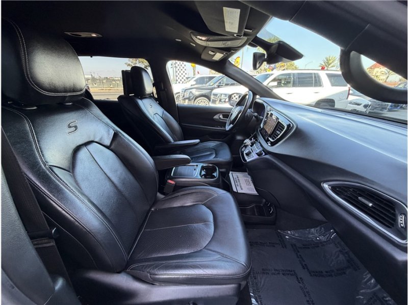 Used 2019 Chrysler Pacifica Touring-L Plus w/ Advanced Safetytec Group FWD image 37