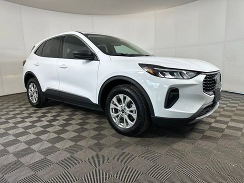 Used 2023 Ford Escape Active image 2