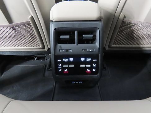 Certified 2025 Porsche Macan 4S Electric AWD/4WD image 34
