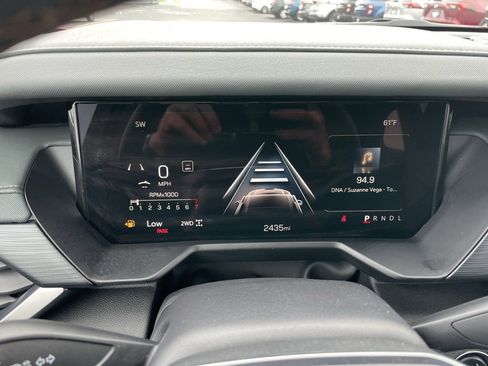 Used 2025 GMC Acadia AT4 w/ Luxury Package image 10