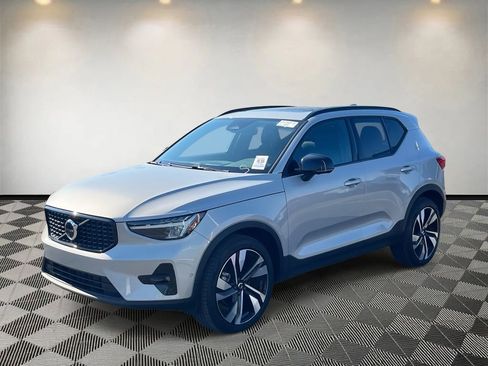 Used 2025 Volvo XC40 B5 Plus image 7