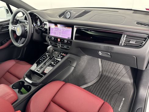 Certified 2025 Porsche Macan image 30