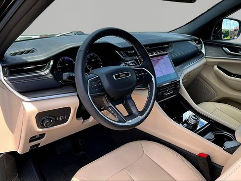 Used 2025 Jeep Grand Cherokee Limited AWD/4WD image 17