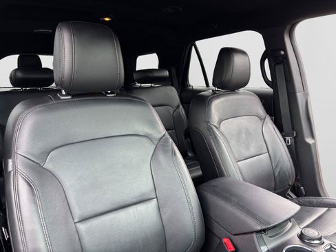 Used 2018 Ford Explorer XLT w/ Equipment Group 202A AWD/4WD image 51