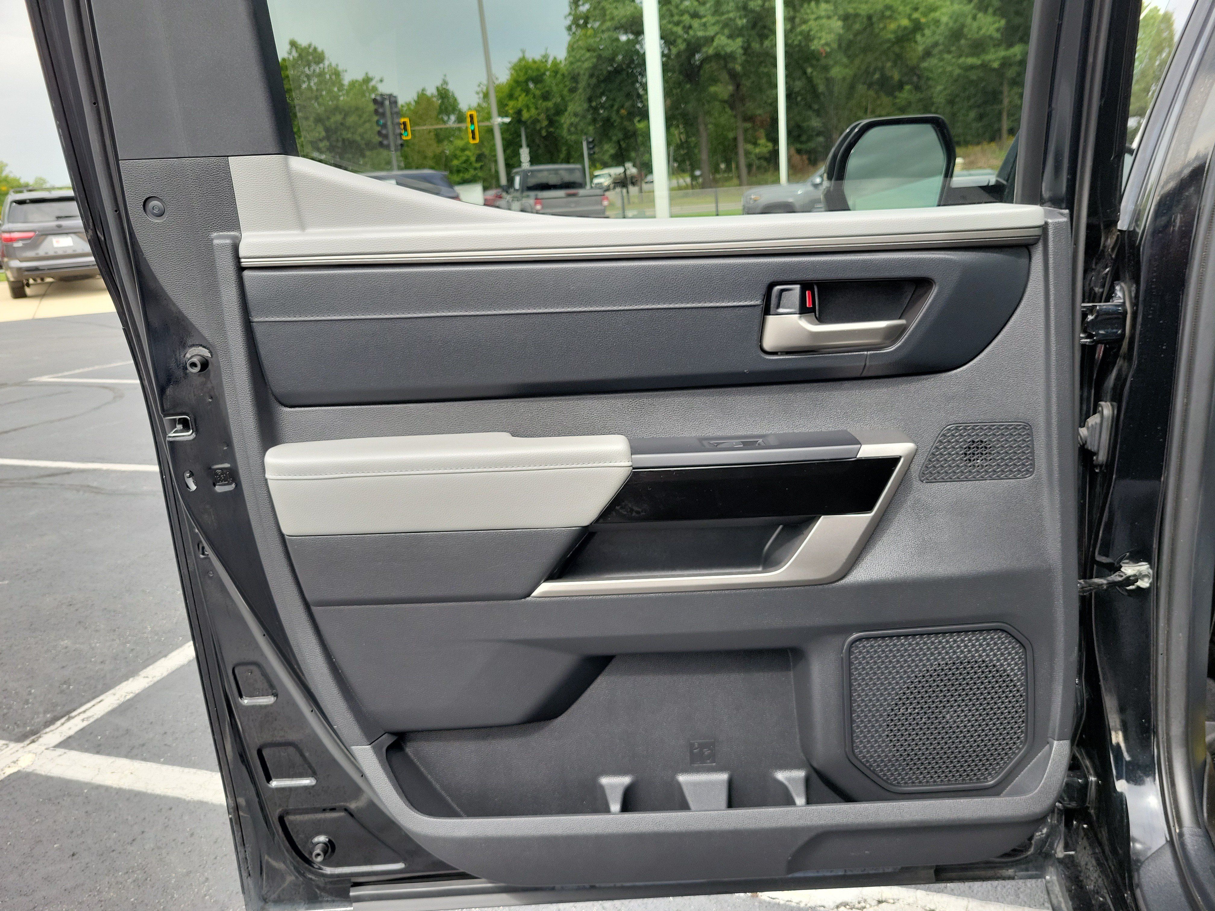 Used 2025 Toyota Tundra Limited AWD/4WD image 10