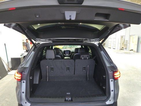 Used 2023 Chevrolet Traverse RS image 5