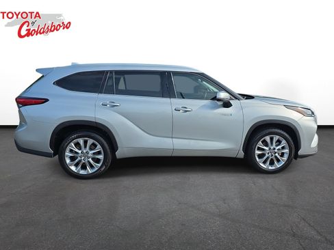 Used 2021 Toyota Highlander Limited FWD image 4